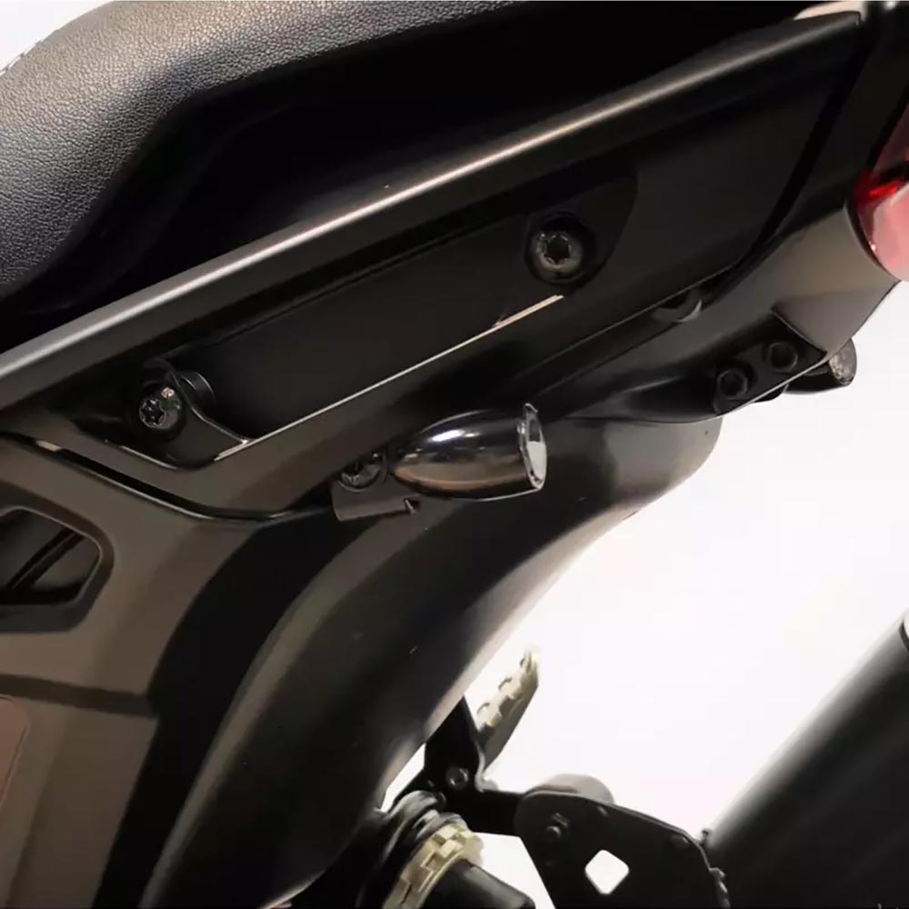 Montaggio della luce del freno o dell'indicatore di direzione della moto