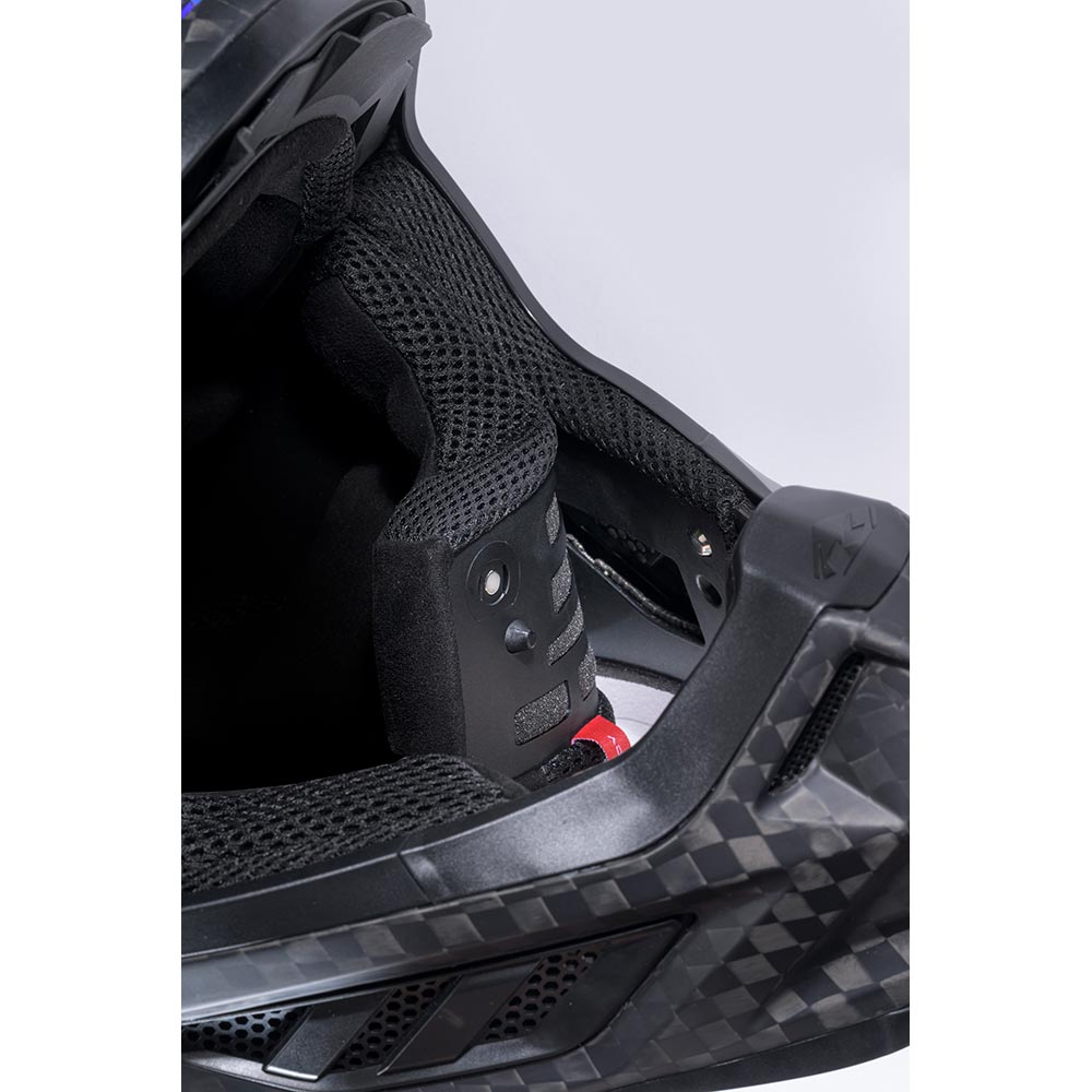 Casco in titanio e carbonio