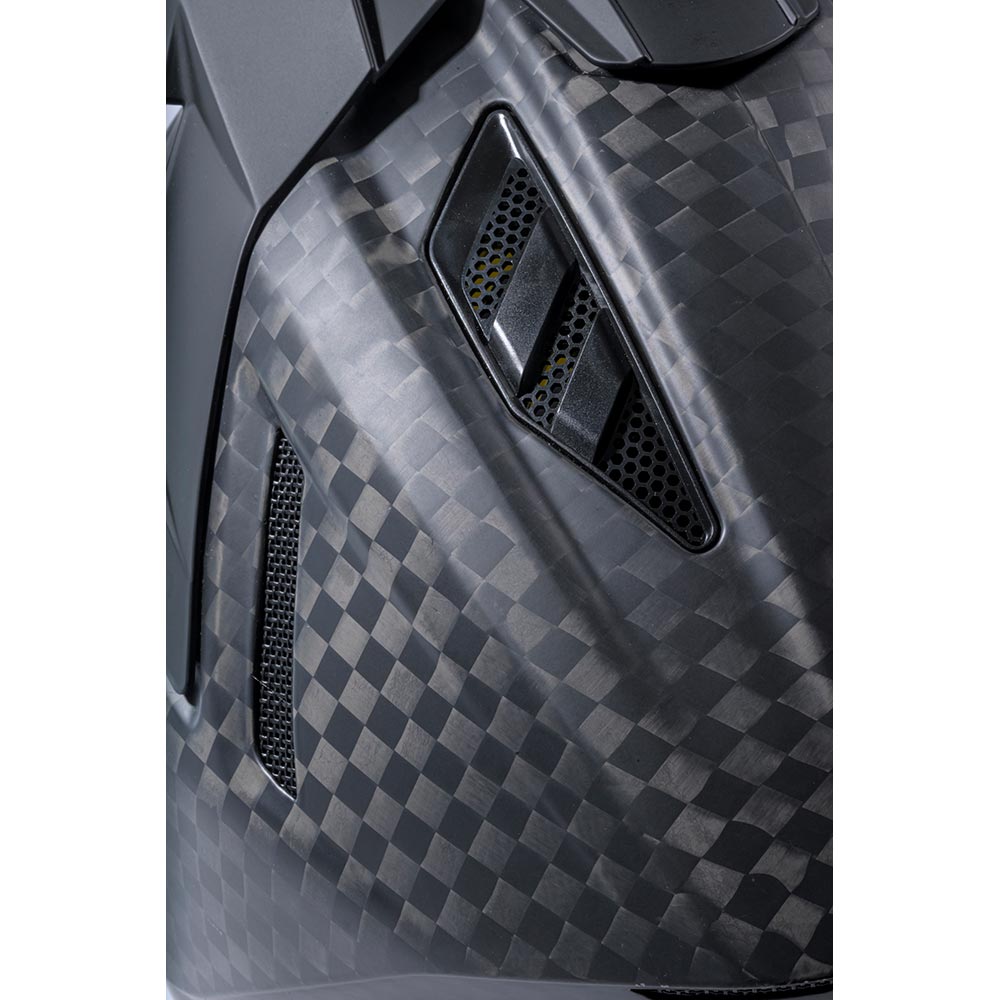 Casco in titanio e carbonio