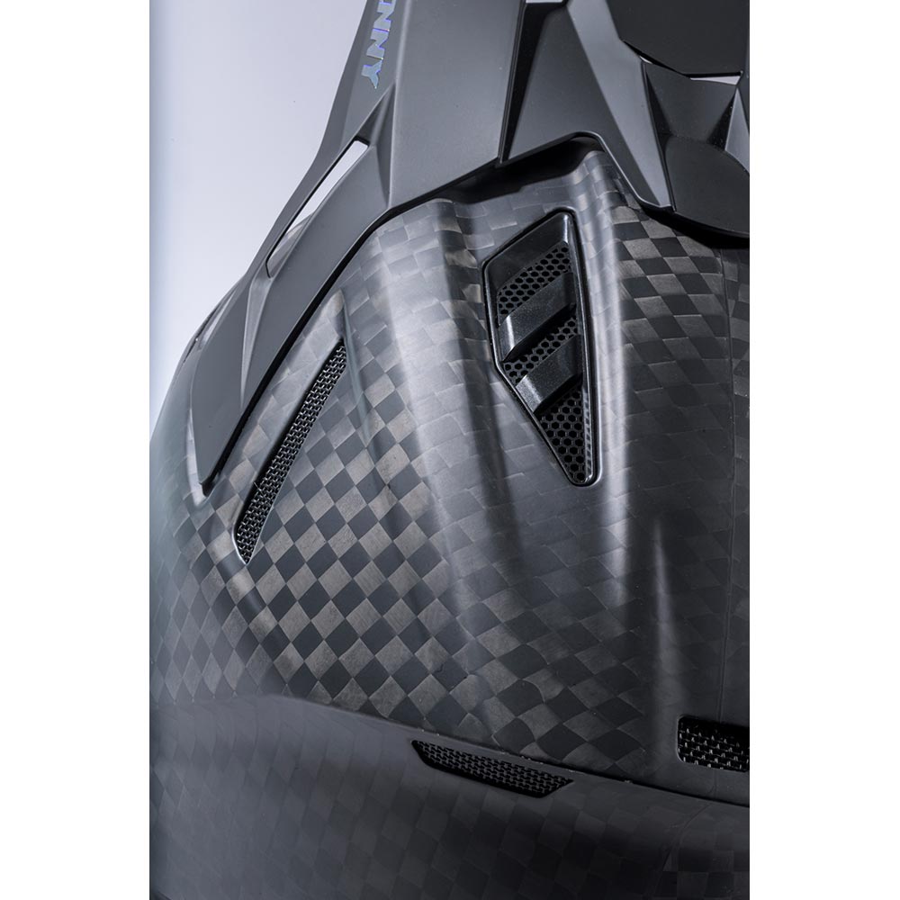 Casco in titanio e carbonio