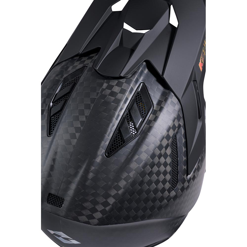 Casco in titanio e carbonio