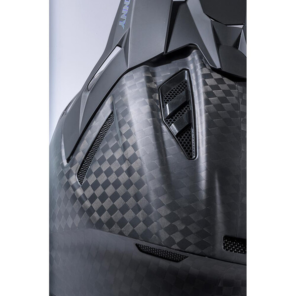 Casco in titanio e carbonio