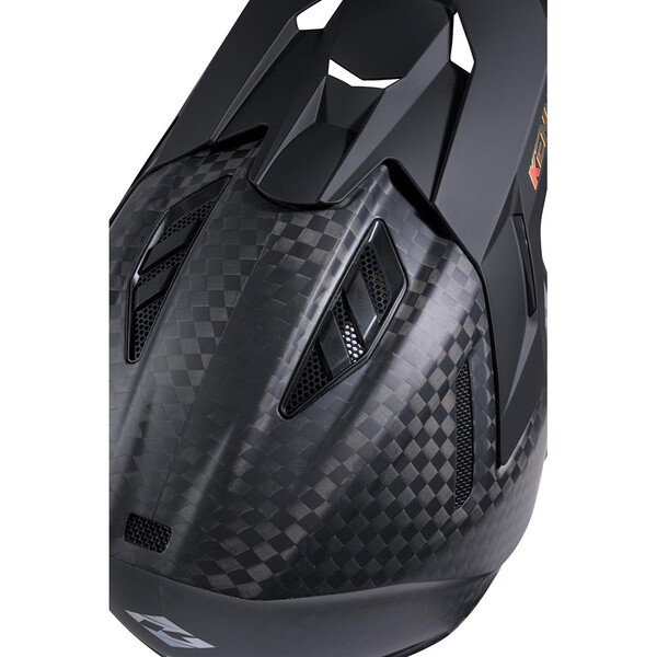 Casco in titanio e carbonio